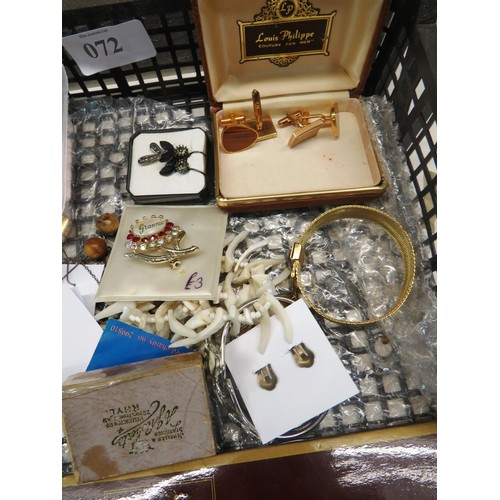 72 - TRAY OF ASSORTED VINTAGE COSTUME JEWELLERY ONCLUDING BROOCHES, NECKLACES AND CUFFLINKS