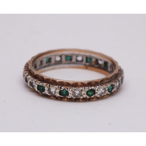 320 - 9ct GOLD BAND RING GREEN AND CZ STONES SIZE N, 2.3g