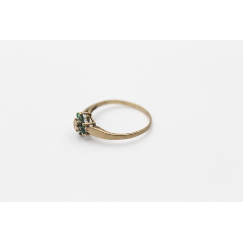 433 - 9ct Gold Vintage Emerald & Diamond Flower Ring (1g) - SIZE K