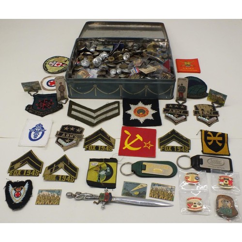 57 - OLD TIN MISCELLANEOUS LOT - COINS, LANDROVER ITEMS, BADGES ETC