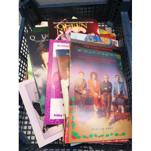 98 - THREE TRAYS OF QUEEN MUSIC EPHEMERA INCLUDES OFFICIAL FAN CLUB MAGAZINES, ABSOLUTE GREATEST AND A KI... 