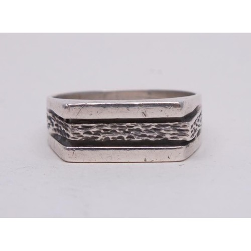 278 - SOLID SILVER SIGNET RING SIZE R, 6.4g