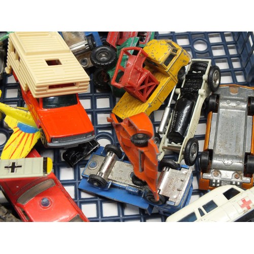 371 - SELECTION OF VINTAGE DIECAST & DINKY TOYS REFERENCE BOOK INCLUDES 1970's MATCHBOX CARS, CORGI etc