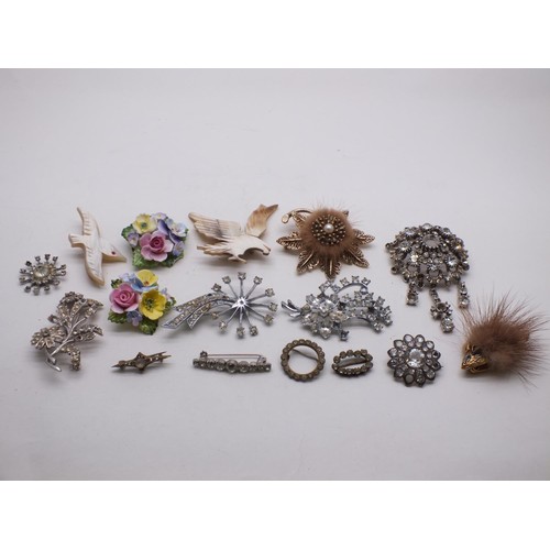 201 - COLLECTION OF VINTAGE BROOCHES