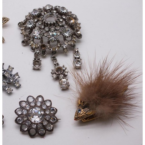 201 - COLLECTION OF VINTAGE BROOCHES