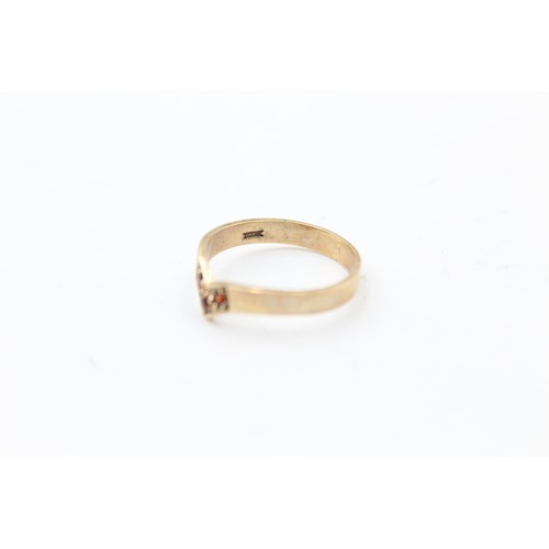 472 - 9ct gold garnet wishbone ring (2.2g) size Q