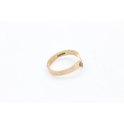 472 - 9ct gold garnet wishbone ring (2.2g) size Q