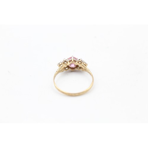 475 - 9ct gold pink & clear gemstone multistone ring (1.6g) size N