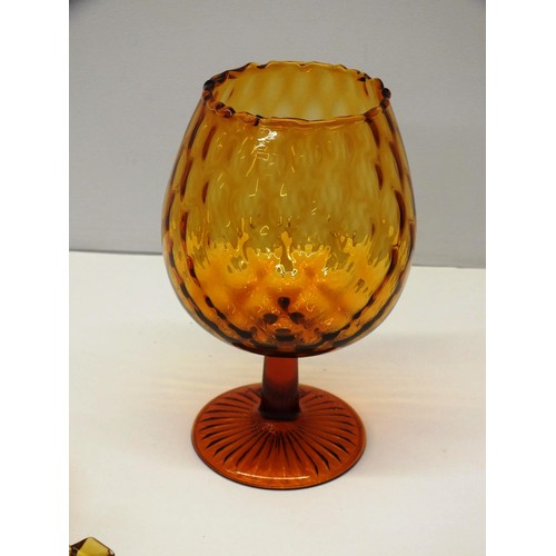 386 - SELECTION OF VINTAGE AMBER GLASS INCLUDING 1930S ART DECO STOLZLE AUSTRIAN RIDDGED BOWLS, LARGE HAND... 