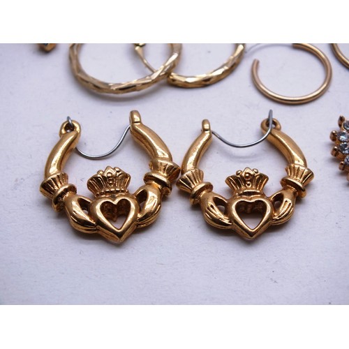 271 - GOLD PLATED JEWELLERY, CLADDAGH EARRINGS, PENDANTS & 14k GOLD FILLED HEART LOCKET