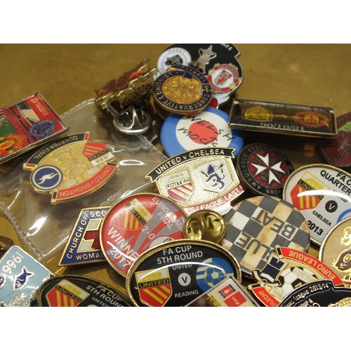 20 - 35 x BADGES INCLUDING FOOTBALL, BUTLINS, WELSH MODS ETC