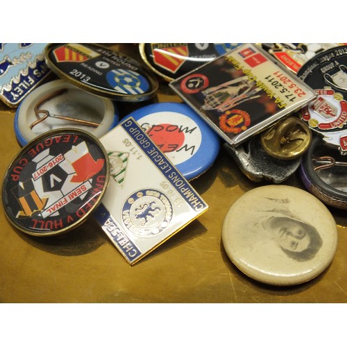 20 - 35 x BADGES INCLUDING FOOTBALL, BUTLINS, WELSH MODS ETC