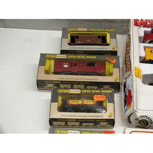 48 - SELECTION OF ASSORTED VINTAGE BOXED TRAINS INCLUDES WRENS OO GAUGE BACHMANS ETC