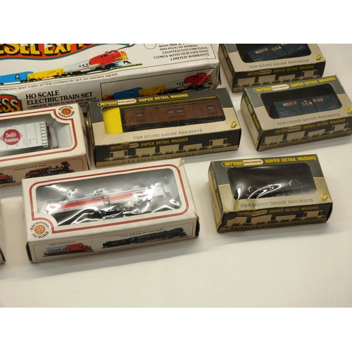 48 - SELECTION OF ASSORTED VINTAGE BOXED TRAINS INCLUDES WRENS OO GAUGE BACHMANS ETC