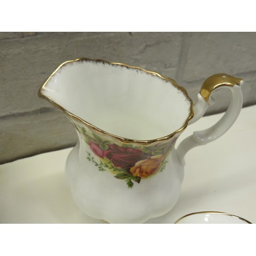 1 - 16 PIECES OF ROYAL ALBERT OLD COUNTRY ROSE INCLUDES 4 CUPS, MILK JUG, SUGAR BOWL, 8 SAUCERS, VASE & ... 