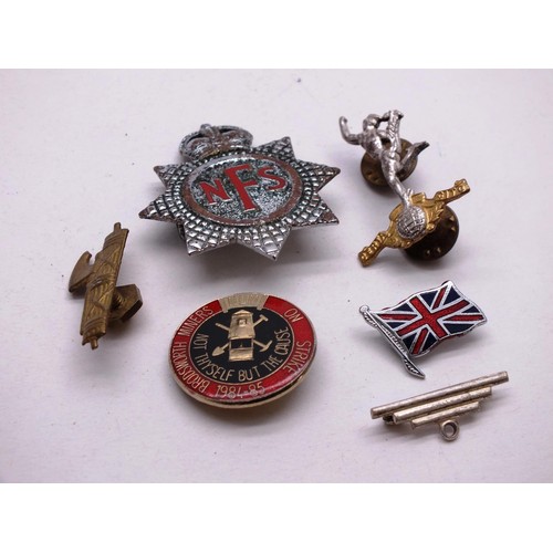 11 - COLLECTION OF BADGES & BROOCHES INCLUDES 1984 COAL MINERS STRIKE BADGE