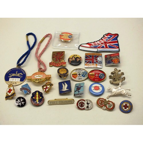 17 - 25 VARIOUS BADGES INCLUDES HORSE RACING, BUTLINS, FOOTBALL ETC