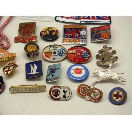 17 - 25 VARIOUS BADGES INCLUDES HORSE RACING, BUTLINS, FOOTBALL ETC