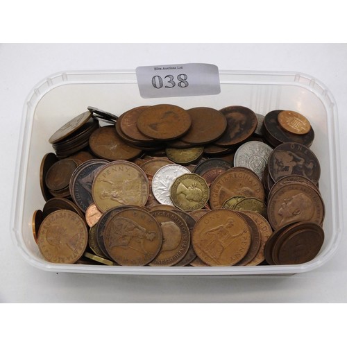 38 - SELECTION OF BRITISH AND WORLD COINS