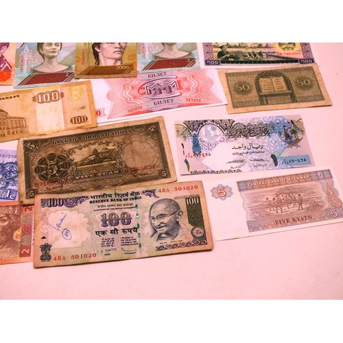 41 - 28 CIRCULATED AND UNCIRCULATED OLD & NEW WORLD BANKNOTES