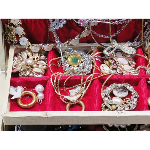 231 - JEWELLERY BOX FULL OF VINTAGE COSTUME JEWELLERY INCLUDES BROOCHES, NECKLACES ETC