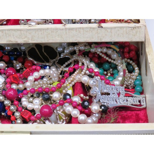 231 - JEWELLERY BOX FULL OF VINTAGE COSTUME JEWELLERY INCLUDES BROOCHES, NECKLACES ETC