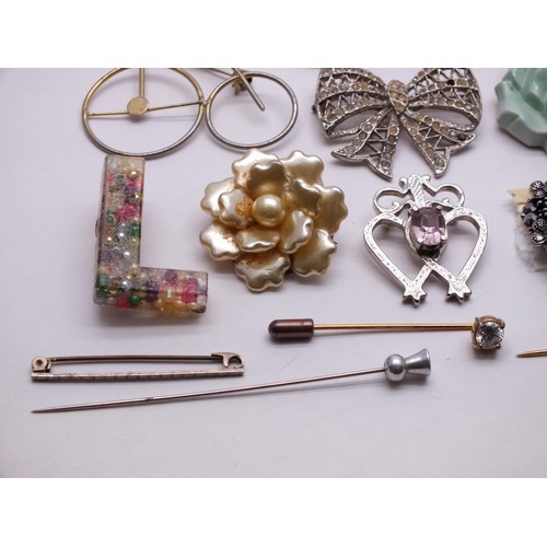 272 - SELECTION OF VINTAGE/ RETRO BROOCHES, HAIRPINS, SCARF CLIPS- AS FOUND