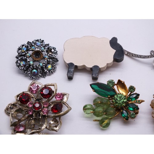 276 - LARGE SELECITON OF VINTAGE BROOCHES INCLUDING  RHINESTONE, BRASS, GOLD PLATED