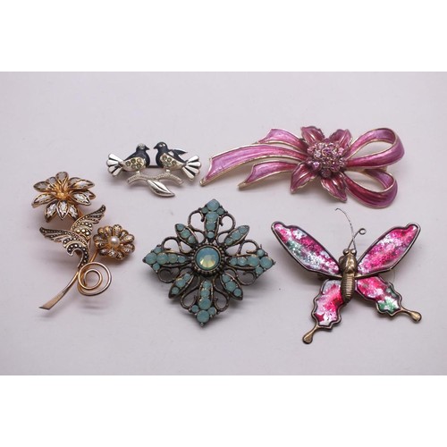 213 - FIVE VINTAGE BROOCHES INCLUDES ENAMEL, BUTTERFLY & DAMASCENE