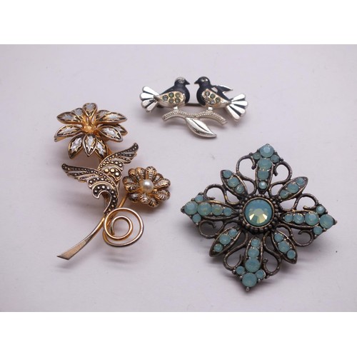 213 - FIVE VINTAGE BROOCHES INCLUDES ENAMEL, BUTTERFLY & DAMASCENE