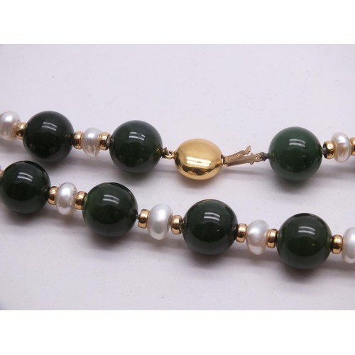 214 - VINTAGE DARK GREEN JADE & PEARL BEADS  16