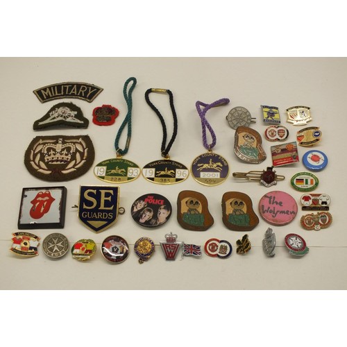 13 - 36 x BADGES INCLUDING HORSE RACING, BUTLINS, FOOTBALL, POP GROUPS