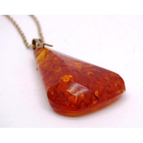 260 - VINTAGE GENUINE AMBER PENDANT ON GOLD PLATED CHAIN, PENDANT SIZE 4cm x 3cm