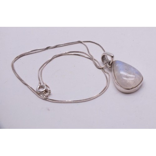 261 - 925 SILVER & MOONSTONE PENDANT ON 18' SILVER CHAIN