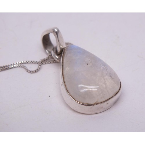 261 - 925 SILVER & MOONSTONE PENDANT ON 18' SILVER CHAIN