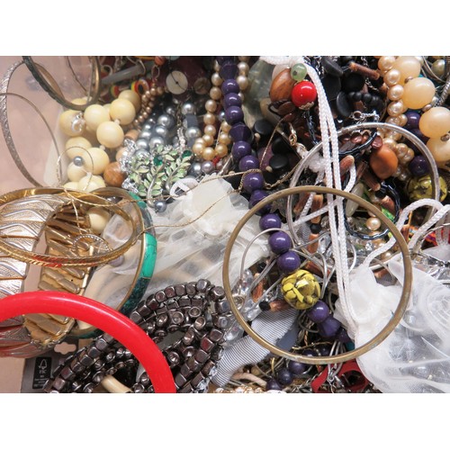 169 - TUB OF COSTUME JEWELLERY