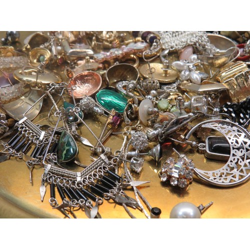 251 - JOBLOT OF ASSORTED EARRINGS INCLUDES SILVER PAIRS