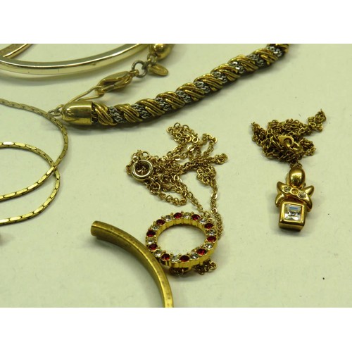 255 - SELECTION OF GOLD TONE JEWELLERY - NECKLACES, BRACELETS, BANGLES ETC