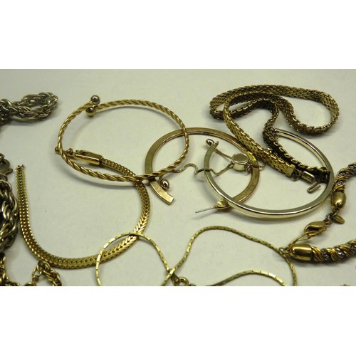 255 - SELECTION OF GOLD TONE JEWELLERY - NECKLACES, BRACELETS, BANGLES ETC