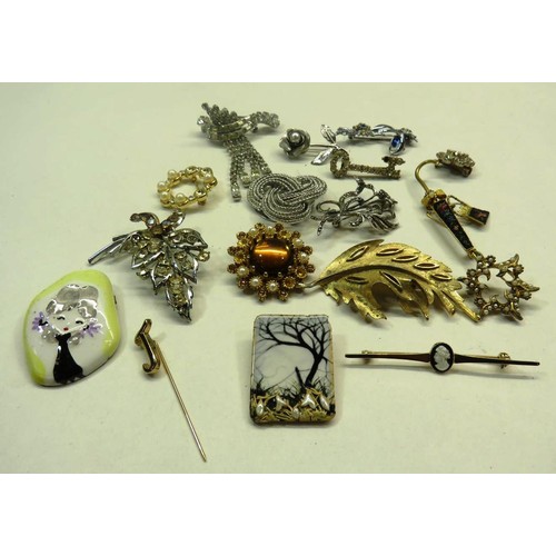 257 - SELECTION OF VINTAGE BROOCHES, PINS, BADGES ETC SOME WITH MISSING STONES