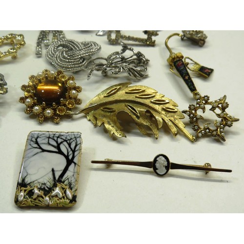 257 - SELECTION OF VINTAGE BROOCHES, PINS, BADGES ETC SOME WITH MISSING STONES