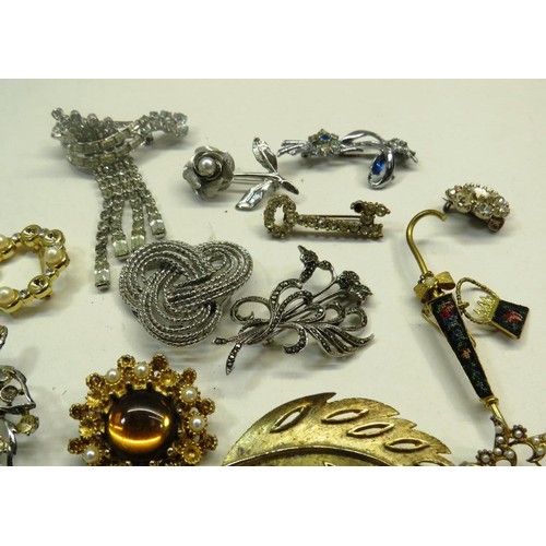 257 - SELECTION OF VINTAGE BROOCHES, PINS, BADGES ETC SOME WITH MISSING STONES