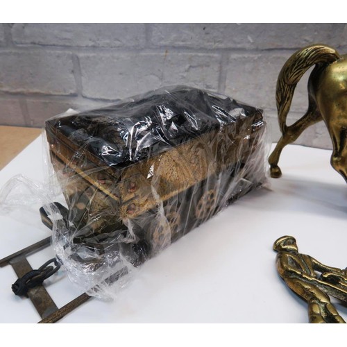 196 - SELECTION OF VINTAGE HORSE THEME BRASSWARE, PAIR OF BRASS HORSES, COAT HOOKS, CART WITH COAL ETC