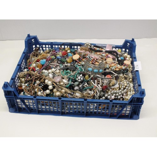 174 - TRAY OF VINTAGE/RETRO COSTUME JEWELLERY INCLUDING NECKLACES, BRACELETS ETC