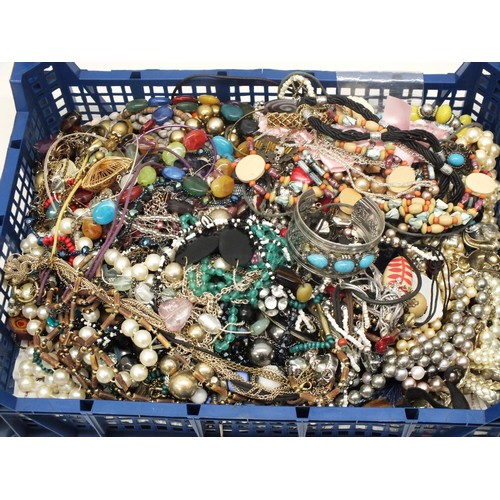 174 - TRAY OF VINTAGE/RETRO COSTUME JEWELLERY INCLUDING NECKLACES, BRACELETS ETC