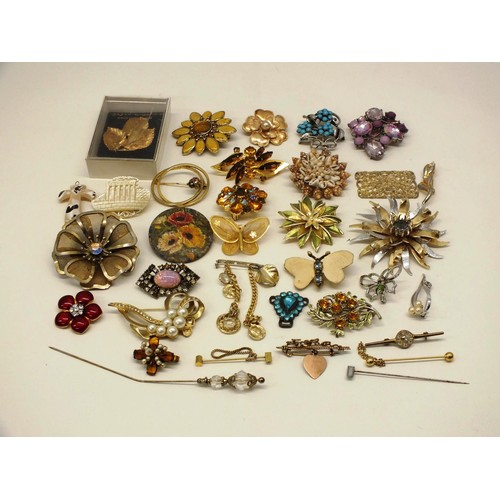 175 - LARGE SELECTION OF VINTAGE BROOCHES, PENDANTS, HAT PINS INCLUDING ENAMEL, GOLD PLATED, RHINESTONE ET... 