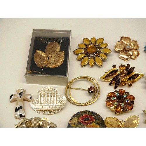 175 - LARGE SELECTION OF VINTAGE BROOCHES, PENDANTS, HAT PINS INCLUDING ENAMEL, GOLD PLATED, RHINESTONE ET... 