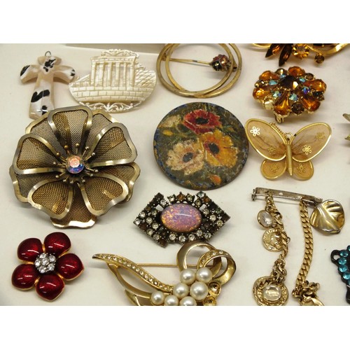 175 - LARGE SELECTION OF VINTAGE BROOCHES, PENDANTS, HAT PINS INCLUDING ENAMEL, GOLD PLATED, RHINESTONE ET... 