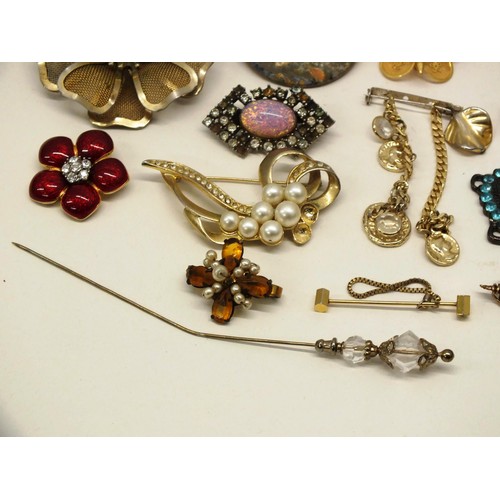 175 - LARGE SELECTION OF VINTAGE BROOCHES, PENDANTS, HAT PINS INCLUDING ENAMEL, GOLD PLATED, RHINESTONE ET... 