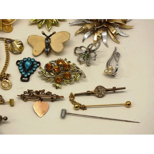 175 - LARGE SELECTION OF VINTAGE BROOCHES, PENDANTS, HAT PINS INCLUDING ENAMEL, GOLD PLATED, RHINESTONE ET... 